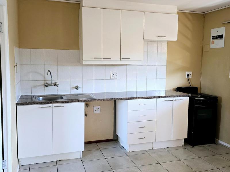 To Let 1 Bedroom Property for Rent in Oakglen Western Cape